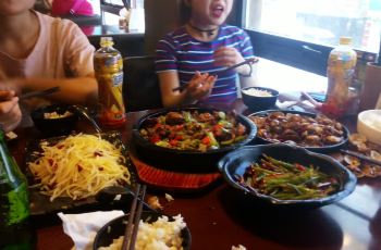 最新石鍋菜主題餐廳，勵志美食盛宴，融合自信、成就與味蕾享受